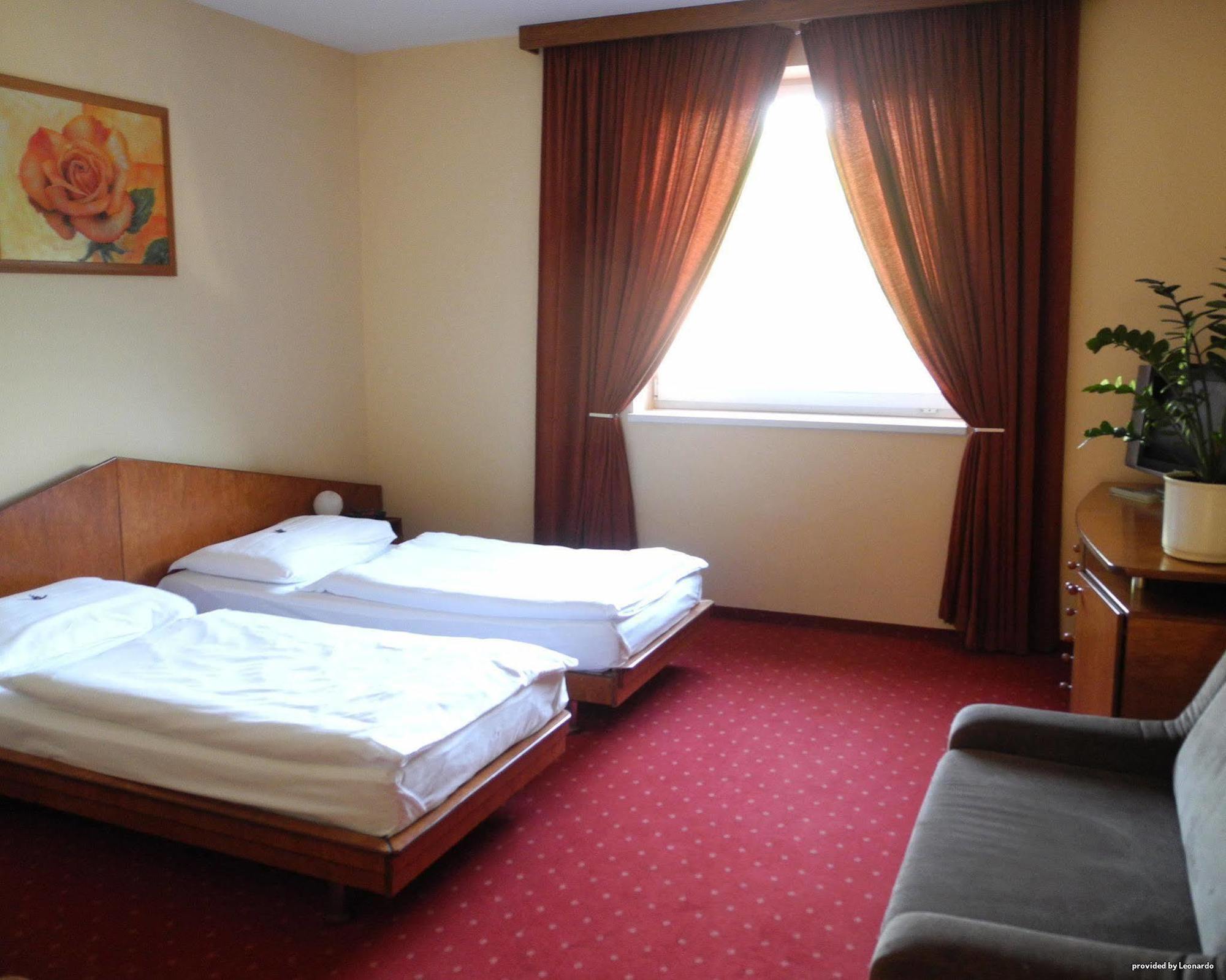 Hotel West Bratislava Habitación foto